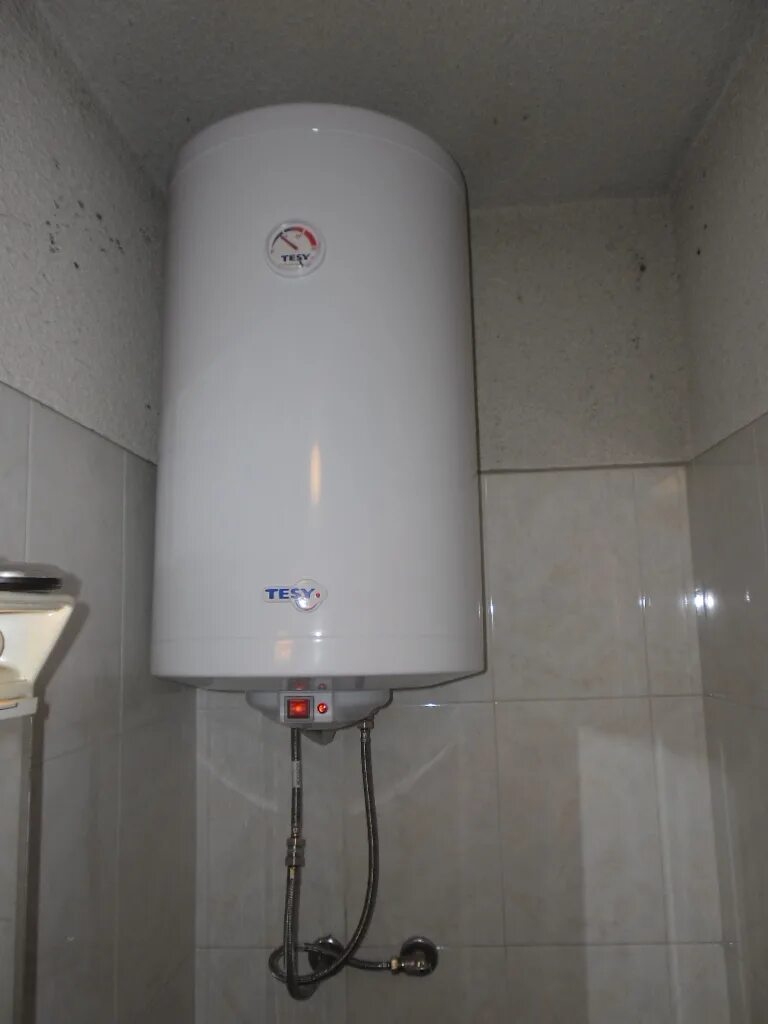 крепление бойлера аристон 100 литров к стене. крепление водонагревателя аристон 80 литров к стене. бойлер на стене. крепление для бойлера 80 литров на стену. бойлер 900485.