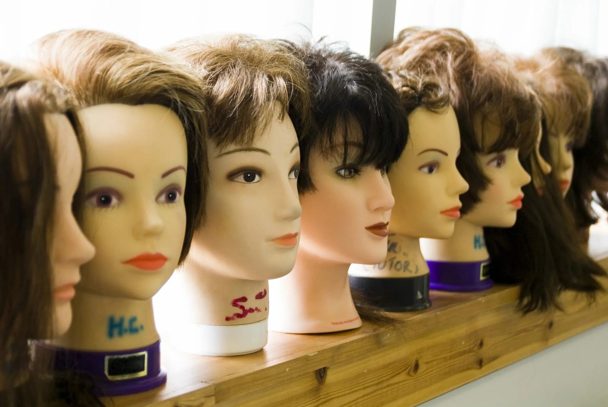 Головные уборы для онкобольных. Головной убор для онкобольных женщин. Шапочки для онкобольных женщин. Парик натуральный женский. Парики для онкобольных.