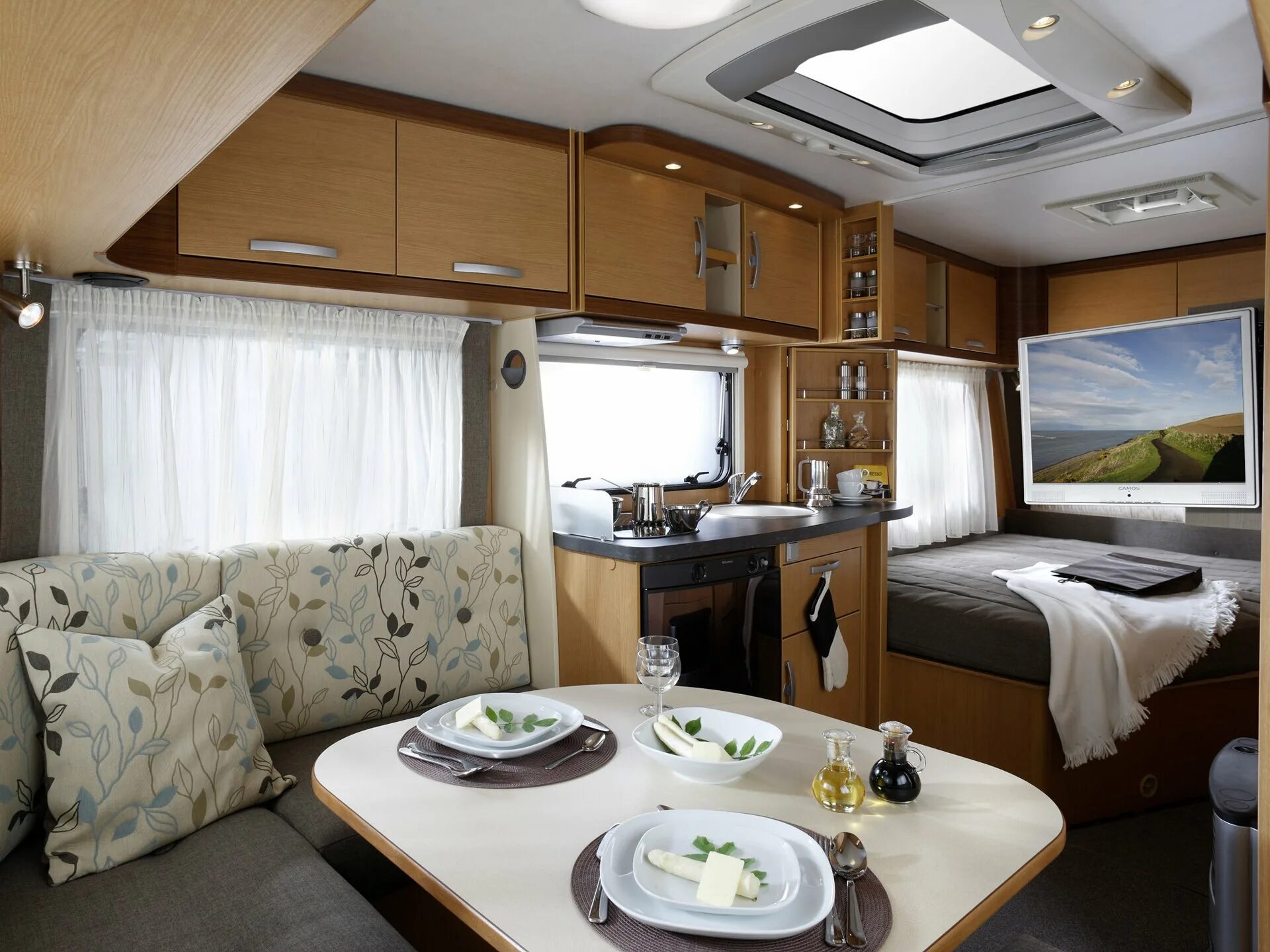 Хороший дом трейлер. Автодом Airstream 2020. Автодом Ace Airstream 1993г. Hymer автодом. Автодом Hymer внутри.