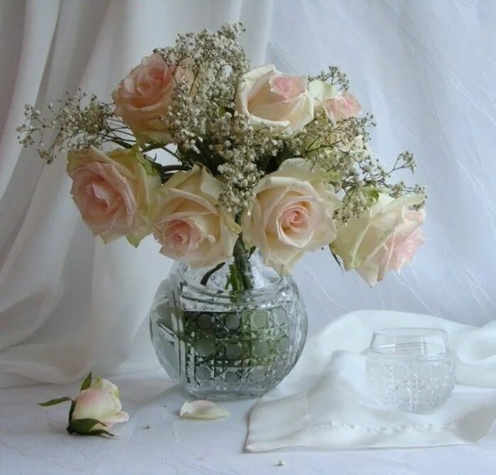 Цветы в прозрачной вазе. Красивые розы в вазе. Нежные цветы в вазе. Букет в стеклянной вазе.