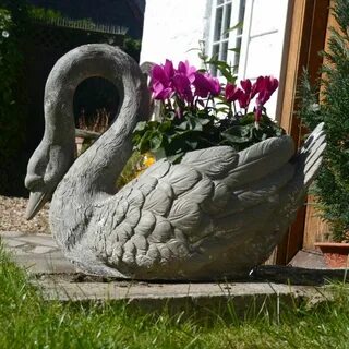 Скульптуры лебедей