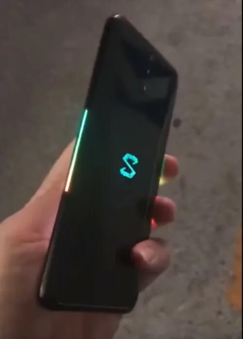 Xiaomi Black Shark 4 в руках. Разбитая фронталка на Xiaomi Black Shark. Заварной Xiaomi черный.