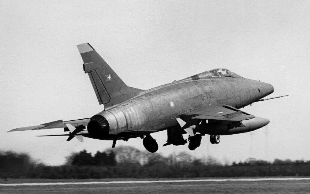 Сбежавший истребитель. F-100f super Sabre. F100 Sabre Югославия. F100 самолет. Super Sabre f 100f engine.