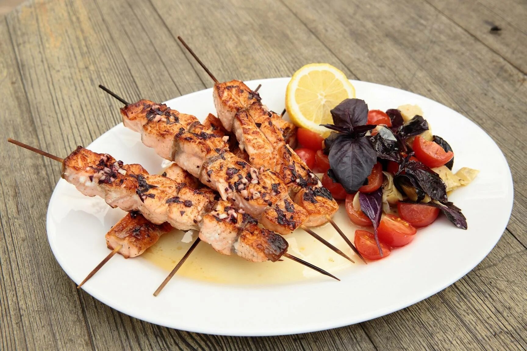 Рыбные шашлычки. Мангал рыба. Рыбный шашлык. Рыбные шашлычки. Шпажки с лососем.