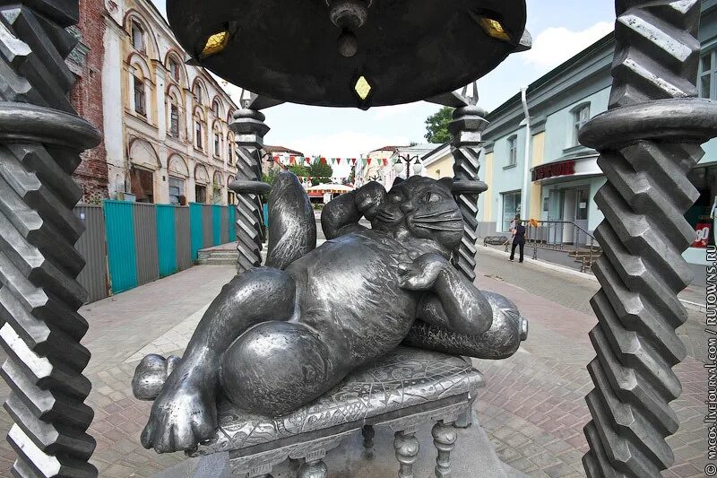 Памятник коту в казани на баумана. Кот Казанский памятник в Казани. Памятник коту Казанскому в Казани улица Баумана. Кот в Казани на улице Баумана.