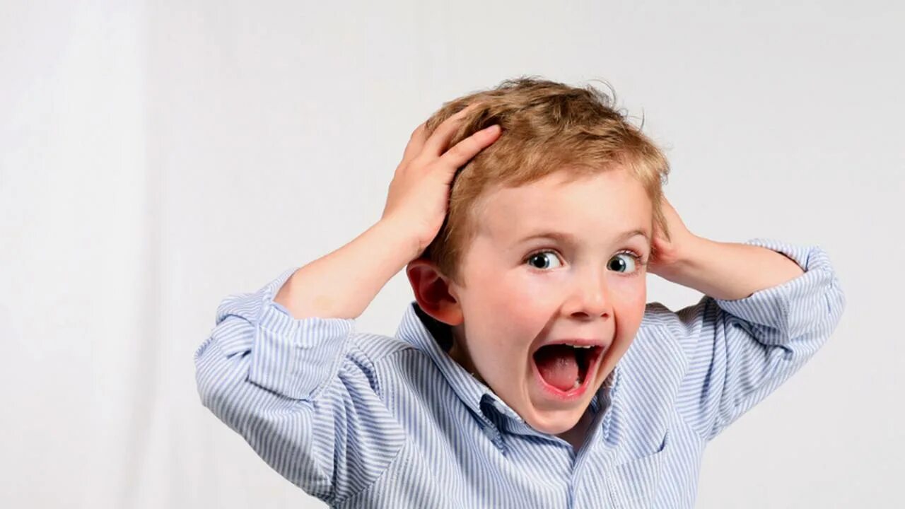 Картинки с агрессией детей дошкольного возраста. Аффективно-респираторные приступы у детей картинки. Кричащий ребенок. Ребенок у стены. Мальчик спрятался.