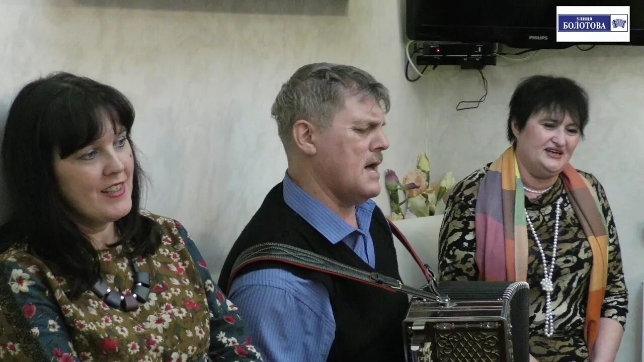 На скамеечке с подружкой мы сидели вдвоём ансамбль калина. На скамеечке с подружкой мы сидели. Песня на скамеечке вдвоем. Песня на скамеечке с подружкой мы сидели вдвоем. Скамейка нота.