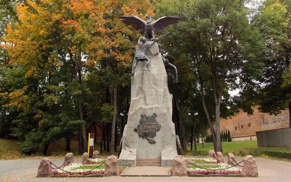 смоленск памятник героям 1812. памятник благодарная россия героям 1812 года. смоленск памятник героям 1812. монумент героям 1812 смоленск. памятник героям войны 1812 в смоленске.