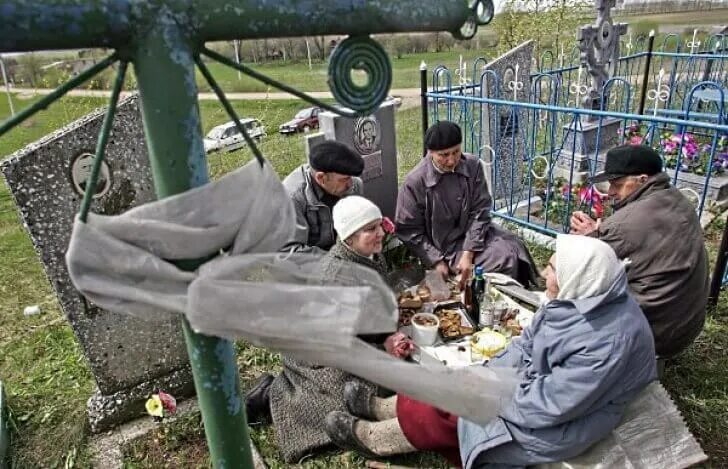 На поминках нельзя. Застолье на кладбище. Поминки на кладбище на Пасху. Поминальный день на кладбище.