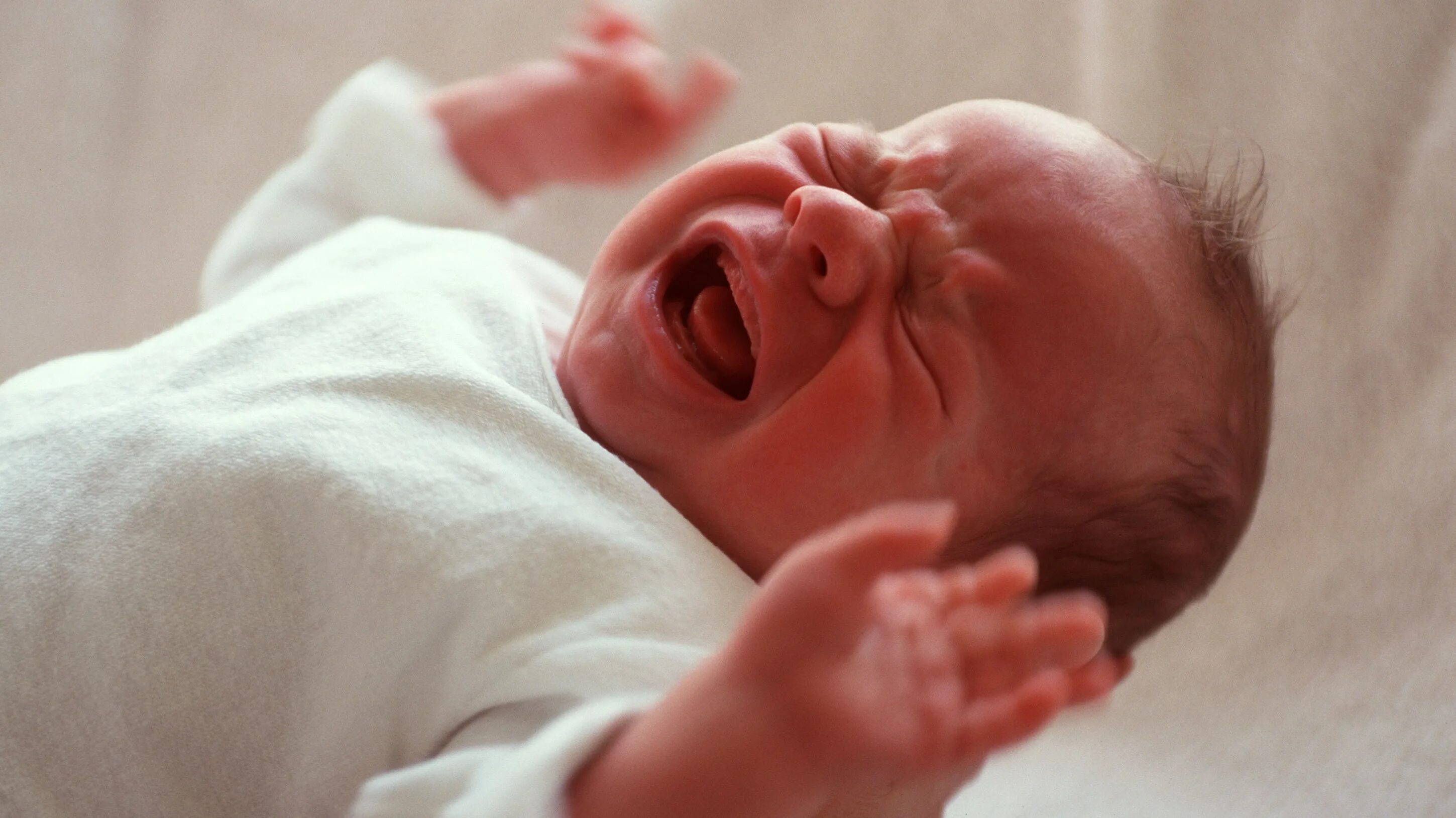 Плачь ребенка при рождении. Новорожденный ребенок. Новорожденный кричит. Крик новорожденного. Новорожденный ребенок плачет.