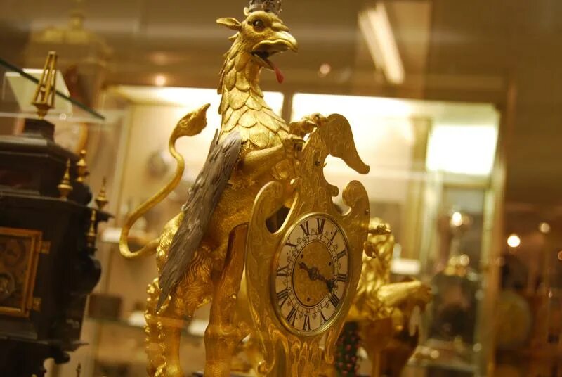 Patek Philippe Museum. Музей часов Patek Philippe. Часовой музей Бейера. Музей часов в Швейцарии. В музее часов на экспонатах представлены