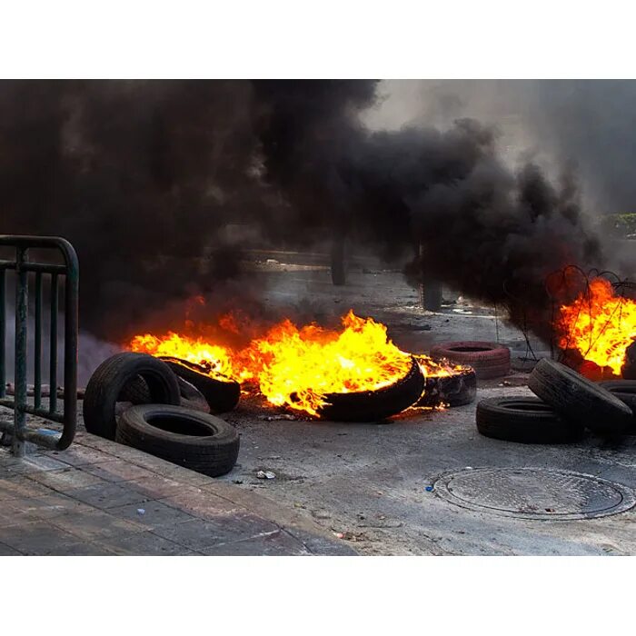 Свалка шин в кувейте. Пожар в мадриде. Поджог шин. Казнили сжигая в покрышках. Тысячи горящих покрышек.
