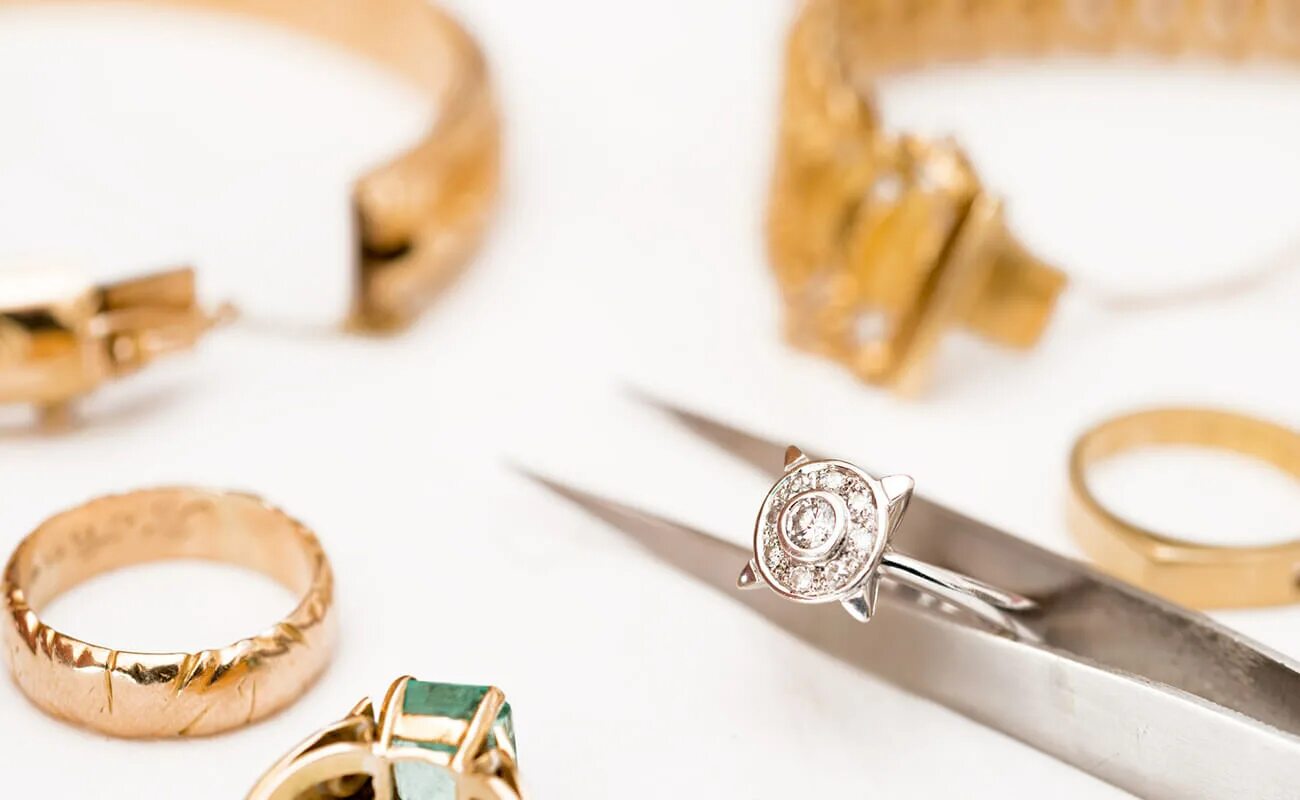 Ювелирная мастерская. Изготовление ювелирных изделий спб. Дизайнер бижутерии. Ювелир. Ювелирные изделия.