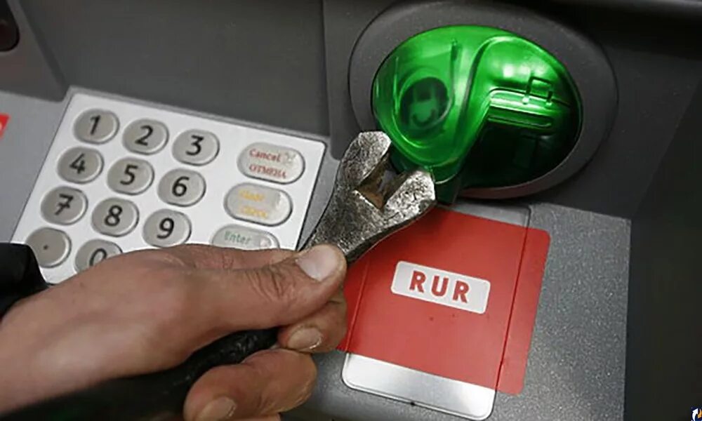 банкомат вскрыли. банкомат изнутри. сейф банкомата сбербанка. взломанный банкомат. как вскрыть банкомат.