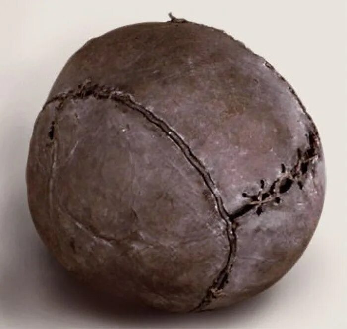 Первый мяч в футболе. Мяч в древней Греции фоллис. Первый мяч в древней Греции. Старинный мяч. Древний футбольный мяч.