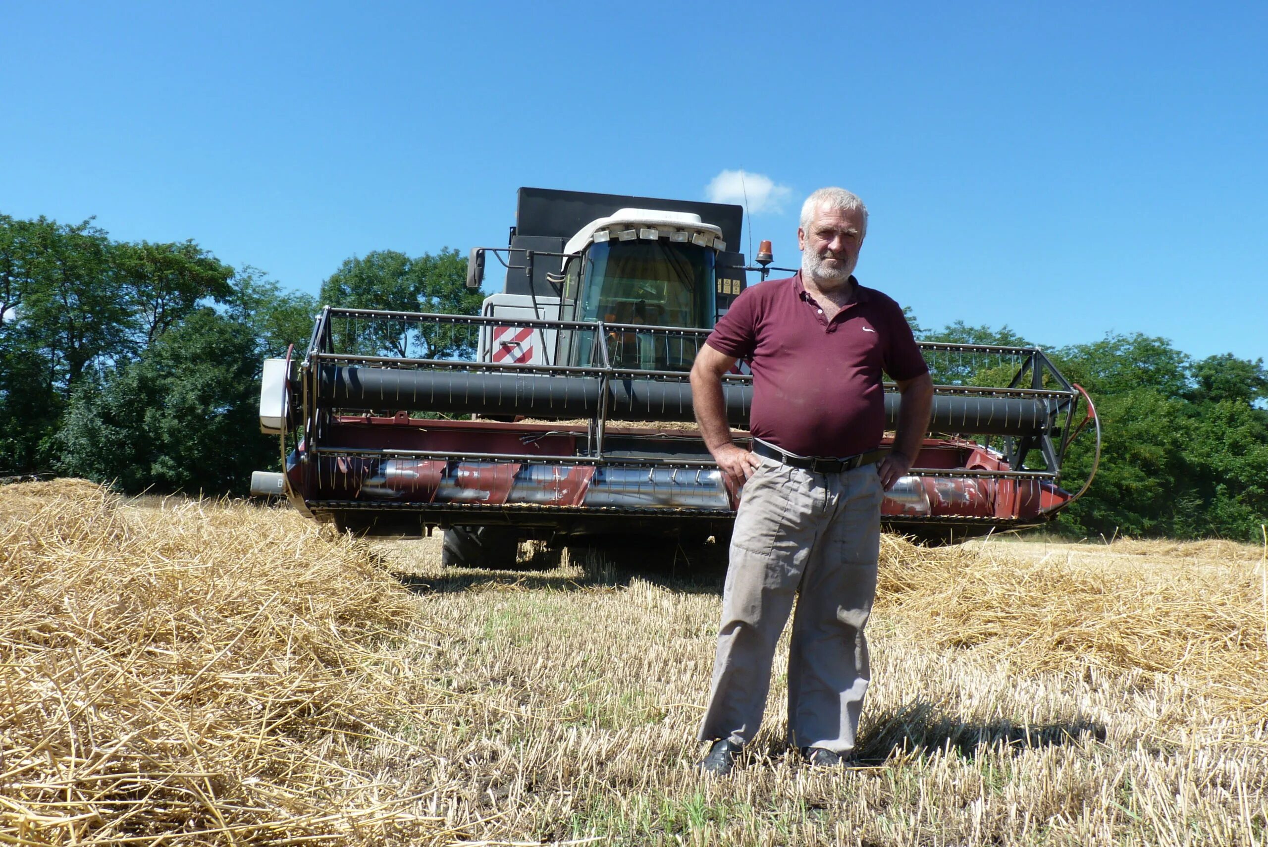 Уборка урожая. Два комбайнера убрали пшеницу. Хлебороб в поле. Сельское хозяйство ростовской области. Агроном.