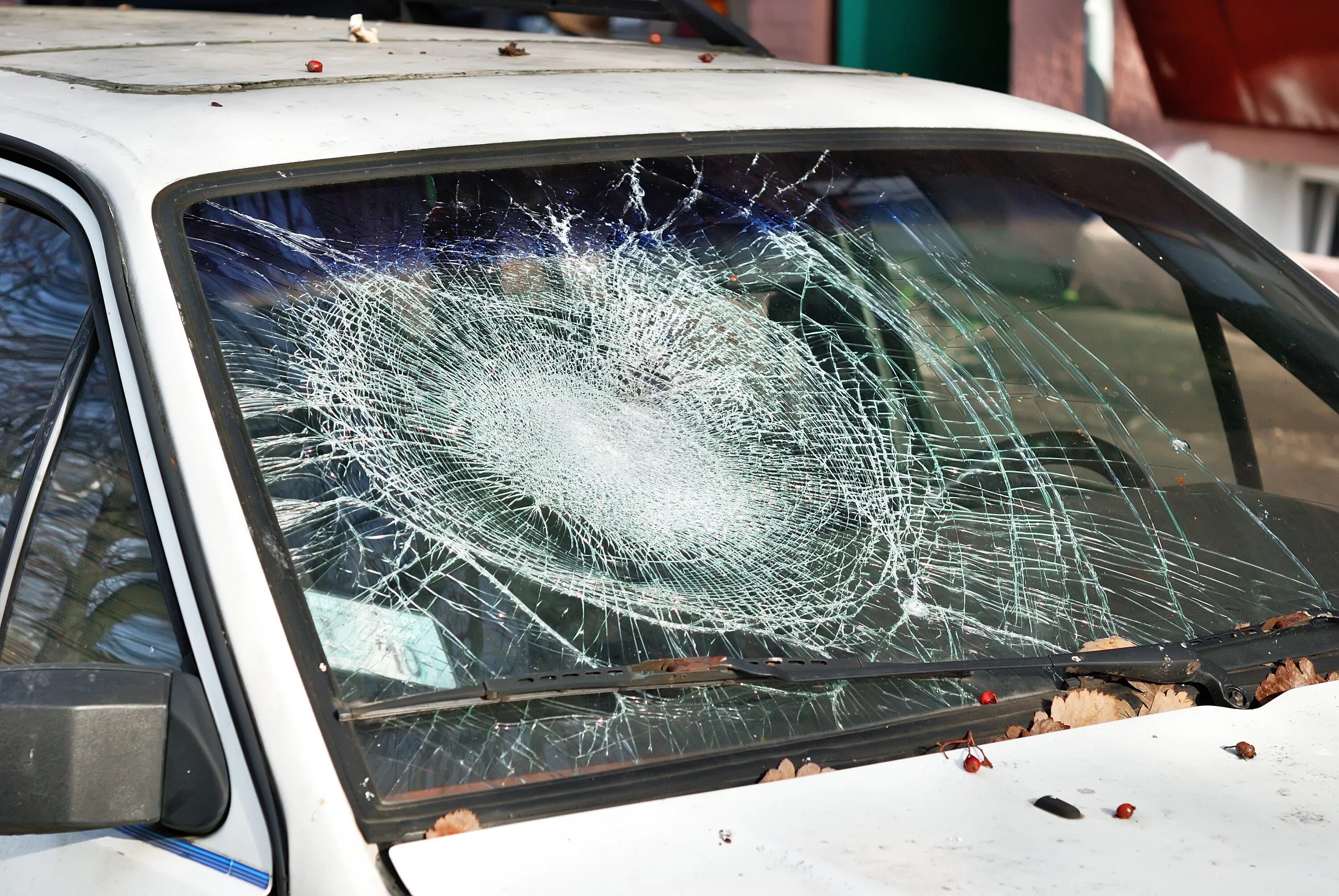 Штраф за трещину. Разбитое лобовое ВАЗ 2109. Разбитое стекло автомобиля. Разбитые стекла в машине. Машина с разбитым стеклом.