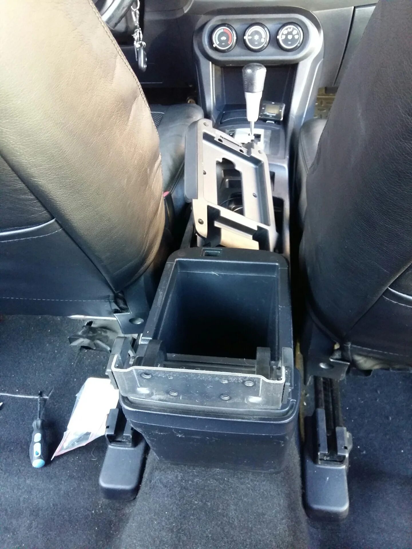Перетяжка подлокотника Lancer x - Mitsubishi Lancer X, 1,6 л, 2012 года своими р