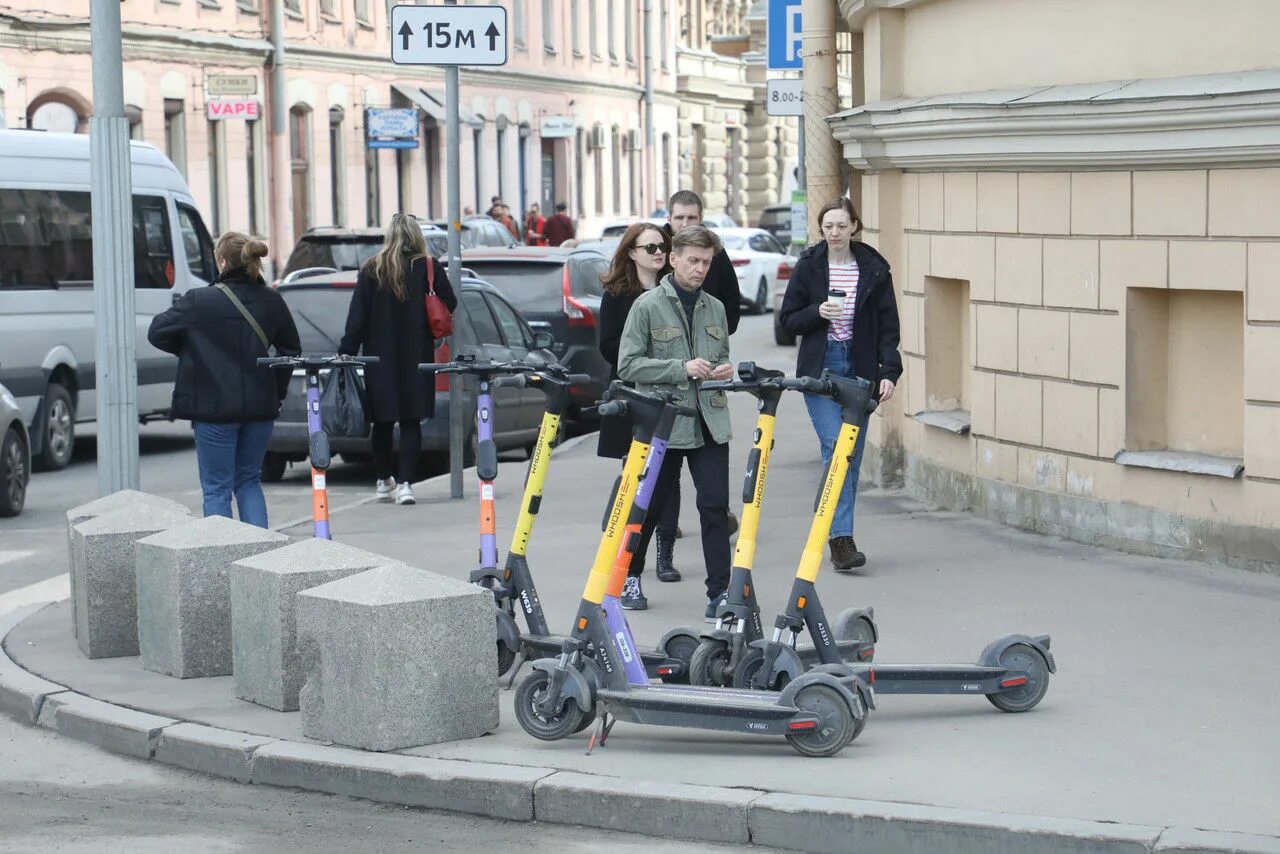 Самокат спб на улице. Электросамокаты Петербург. Самокаты в Питере. Кража электросамоката. Whoosh самокаты.