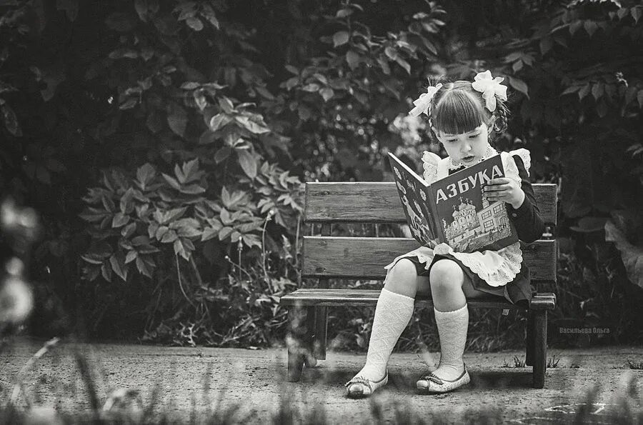 Детство полных. Девочка читает книгу. девичьи привычки из детства. картинки модное детство. старые картинки детство из книг.