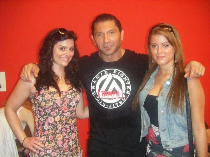 Батиста актер. Dave bautista с женой. Батиста семья. Дэйв батиста с женой и дочерьми. Батиста семья.