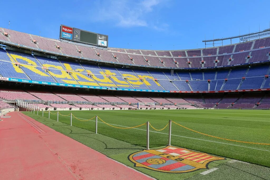 Е стадион. Барселона стадион зелен. Стадион Камп ноу старый. Арена Барселоны. Камп ноу закат.