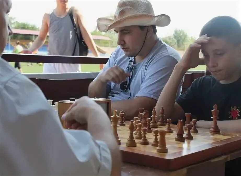 шахматист друг. дети играют в шахматы. шахматный клуб лидер нижний новгород. игра шахматы на двоих двоих. игра шахматы.