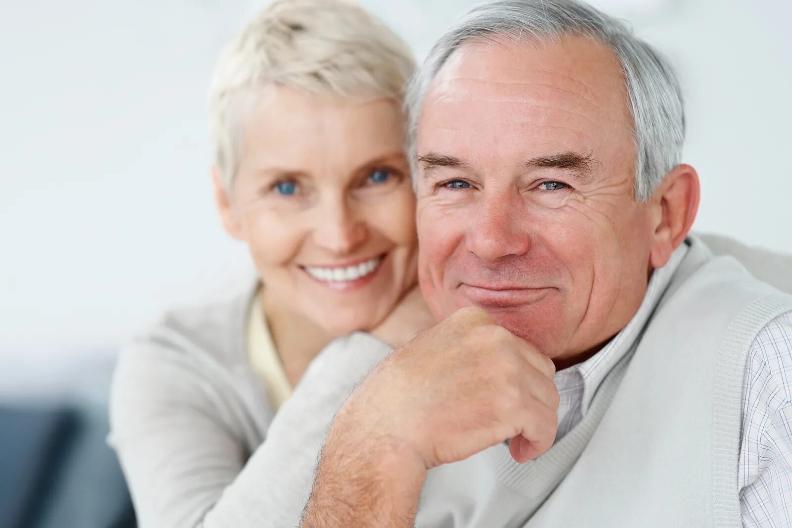 Older woman and younger man. Пожилые мужчина и женщина. Возраст человека. Люди зрелого возраста. Зрелый Возраст.