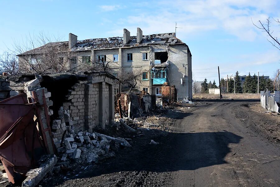 Донецкая обл углегорск. Руины дебальцево 2015. город дебальцево донецкой области. дебальцево 2014 город. дебальцево война 2014 года.
