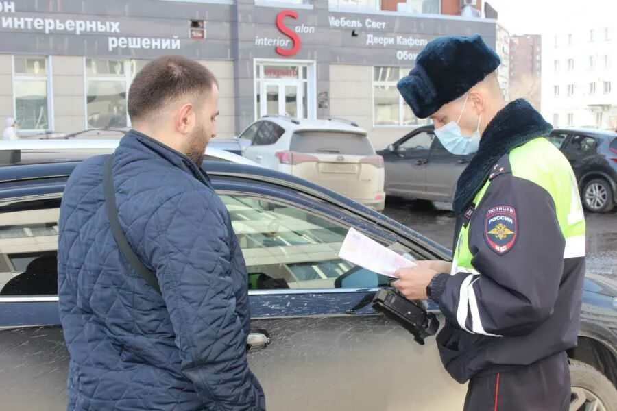 ГИБДД выписывает штраф. ГАИ Новокузнецк сотрудники. Сотрудник ДПС Москва. Сотрудник ДПС выписывает штраф. Штраф за не постановку машину на учет