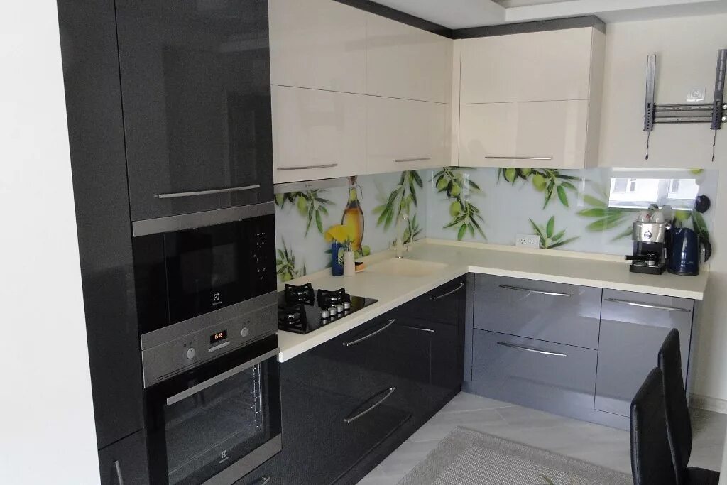 кухонный гарнитур белый верх. кухонный гарнитур светлый верх темный низ. кухонный гарнитур светлый верх темный низ. кухня черный низ белый верх. кухня белый верх темный низ.