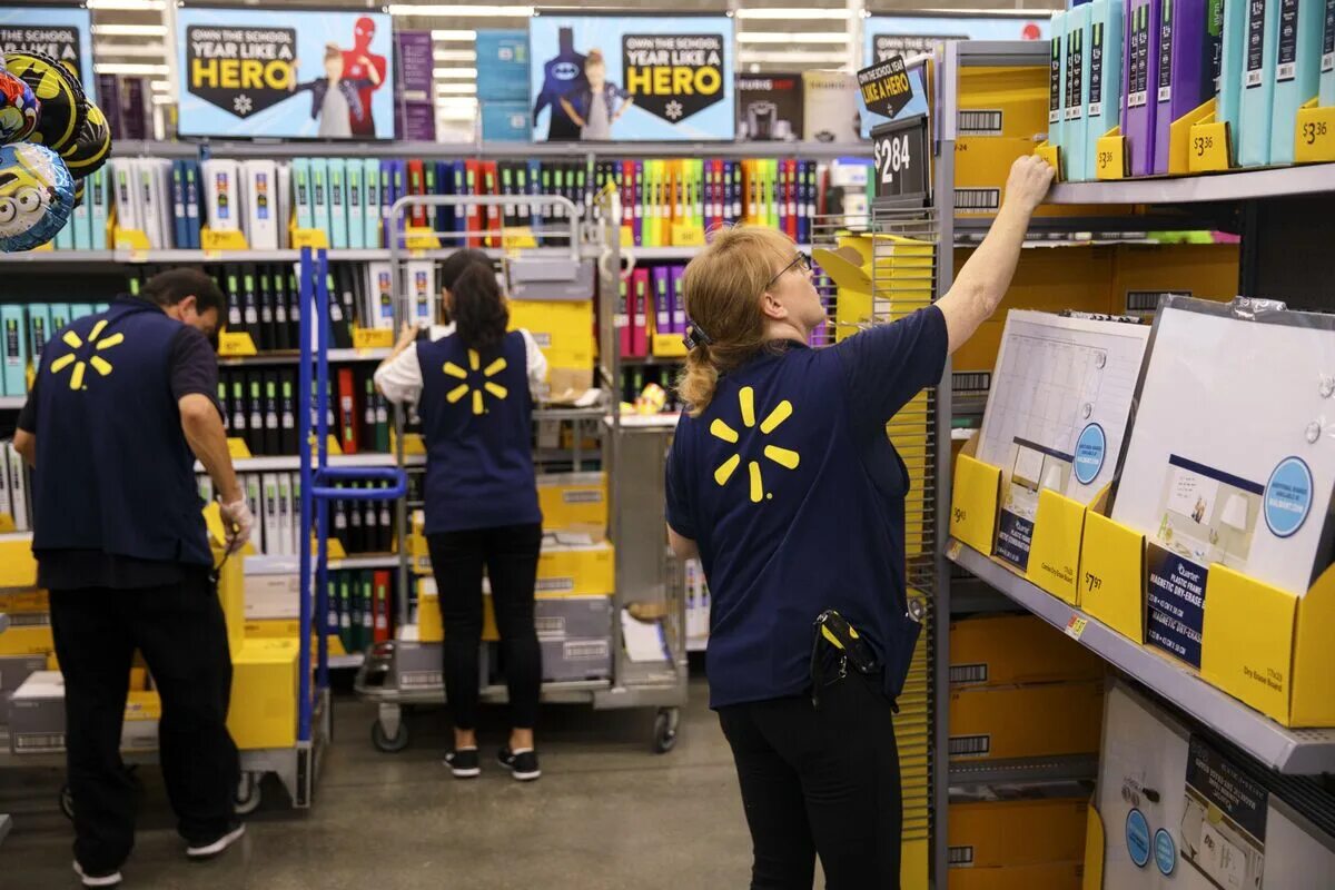 Code walmart. Волмарт. работники wal-mart. walmart сотрудники. волмарт внутри.