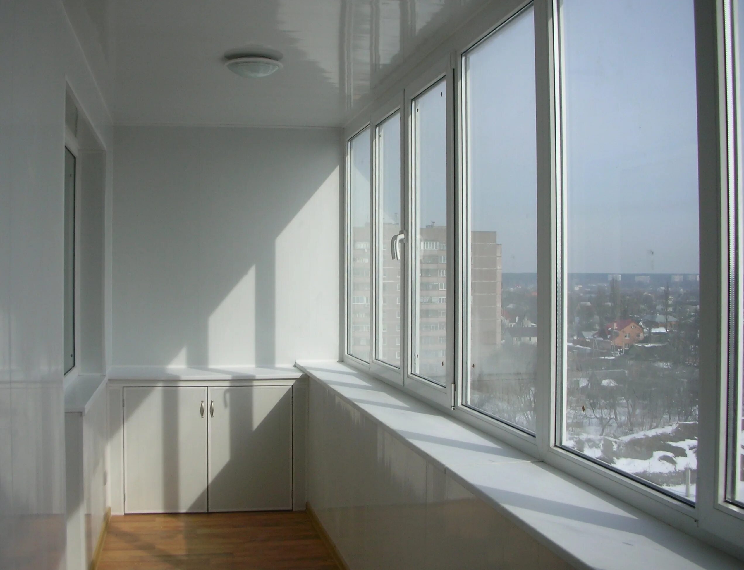 Балкон вид с улицы. Застекленный балкон. Виды остекления балконов. Остекление лоджий пластиковыми окнами. Металлопластиковый балкон.