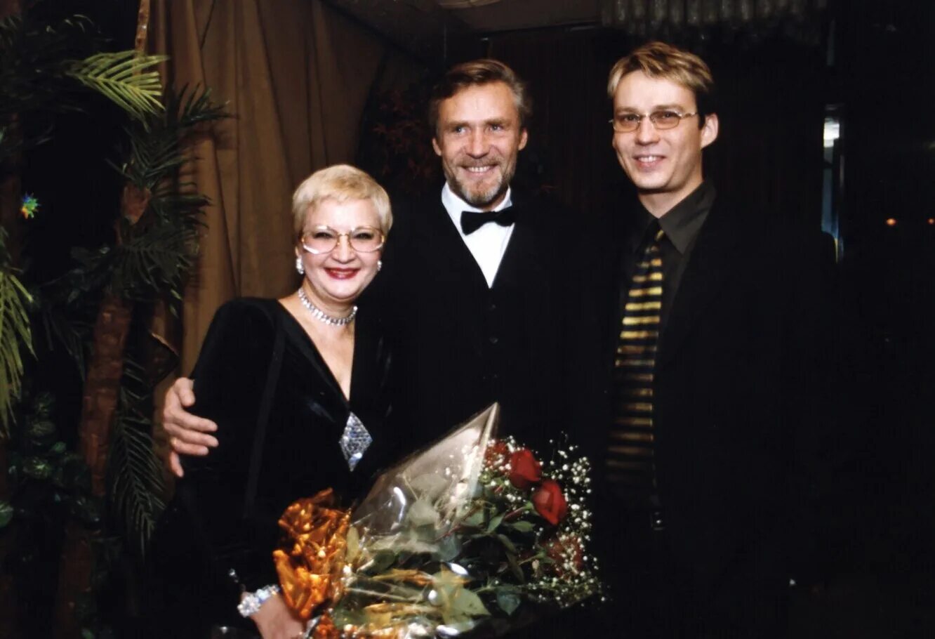 александр михайлов актер. сколько актеру михайлову. акилина михайлова дочь александра михайлова. жена александра михайлова актера. оксана михайлова жена александра михайлова.