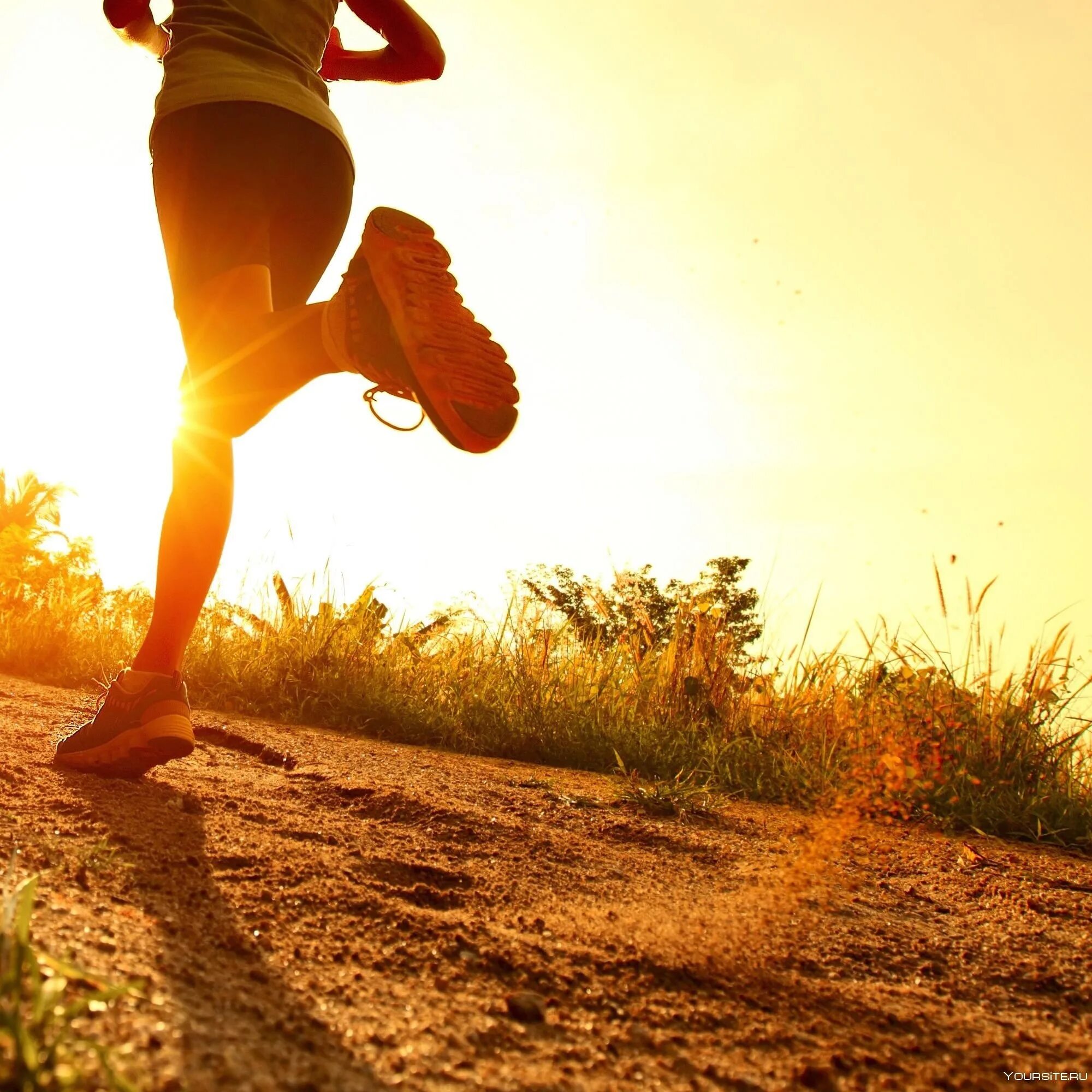 It s time to run. Утренняя пробежка. Бег девушки. Красивый бег. Девушка бежит.
