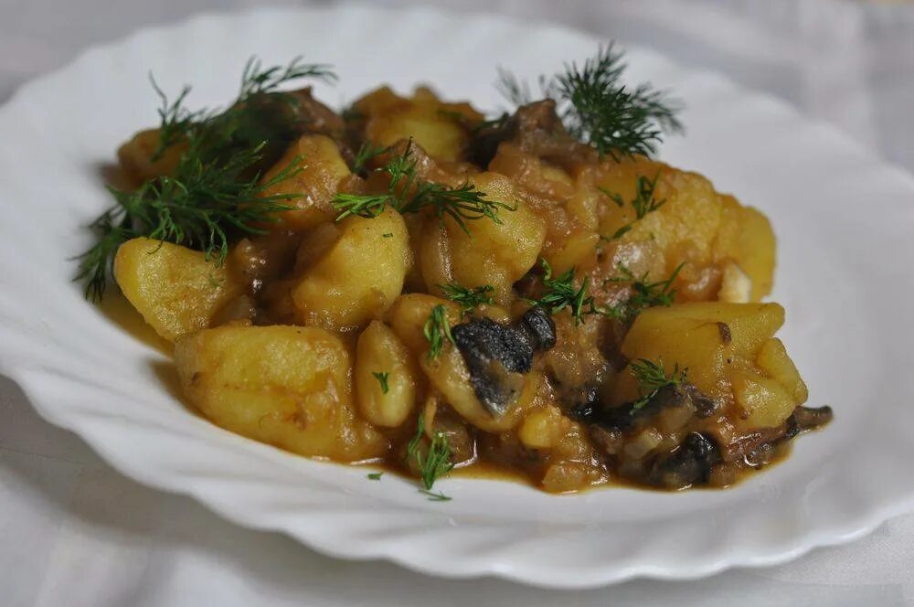 Картошка в мультиварке без мяса. Картофель тушеный с грибами и луком. тушеная картошка с грибами. карточки грибы. тушеная картошка с шампиньонами.