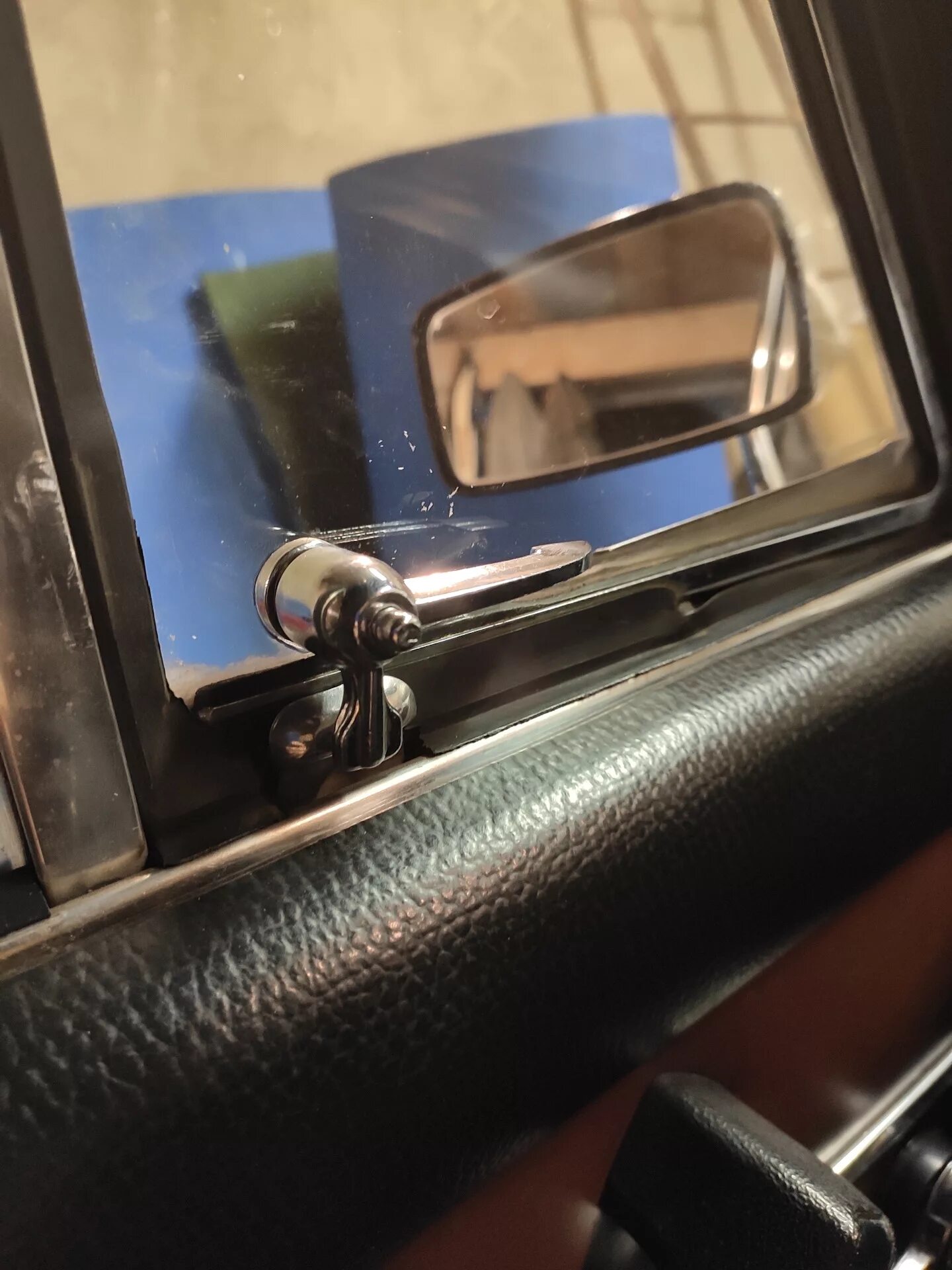 USB розетка в зеркале заднего вида - Lada 4x4 3D, 1,7 л, 2013 года стайлинг DRIV