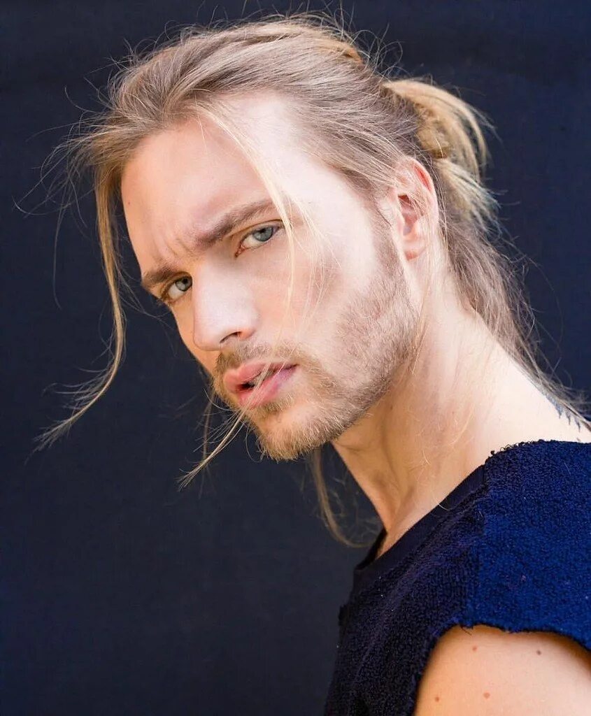 Длинноволосый джером мэтью. Длинноволосый джером мэтью. Хьюго джекман длинные волосы. Мужчины сдлиными волосами. Брук охерн.