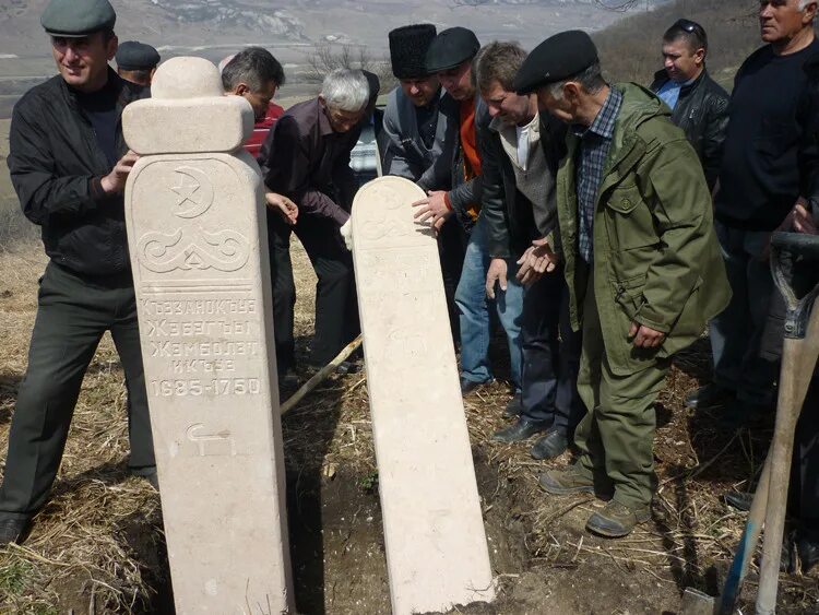 Казаноков Джабаги. Памятник Жабаги Казаноко в Заюково. Памятник Жабаги Казаноко. Могила Жабаги Казаноко. Прогноз погоды заюково