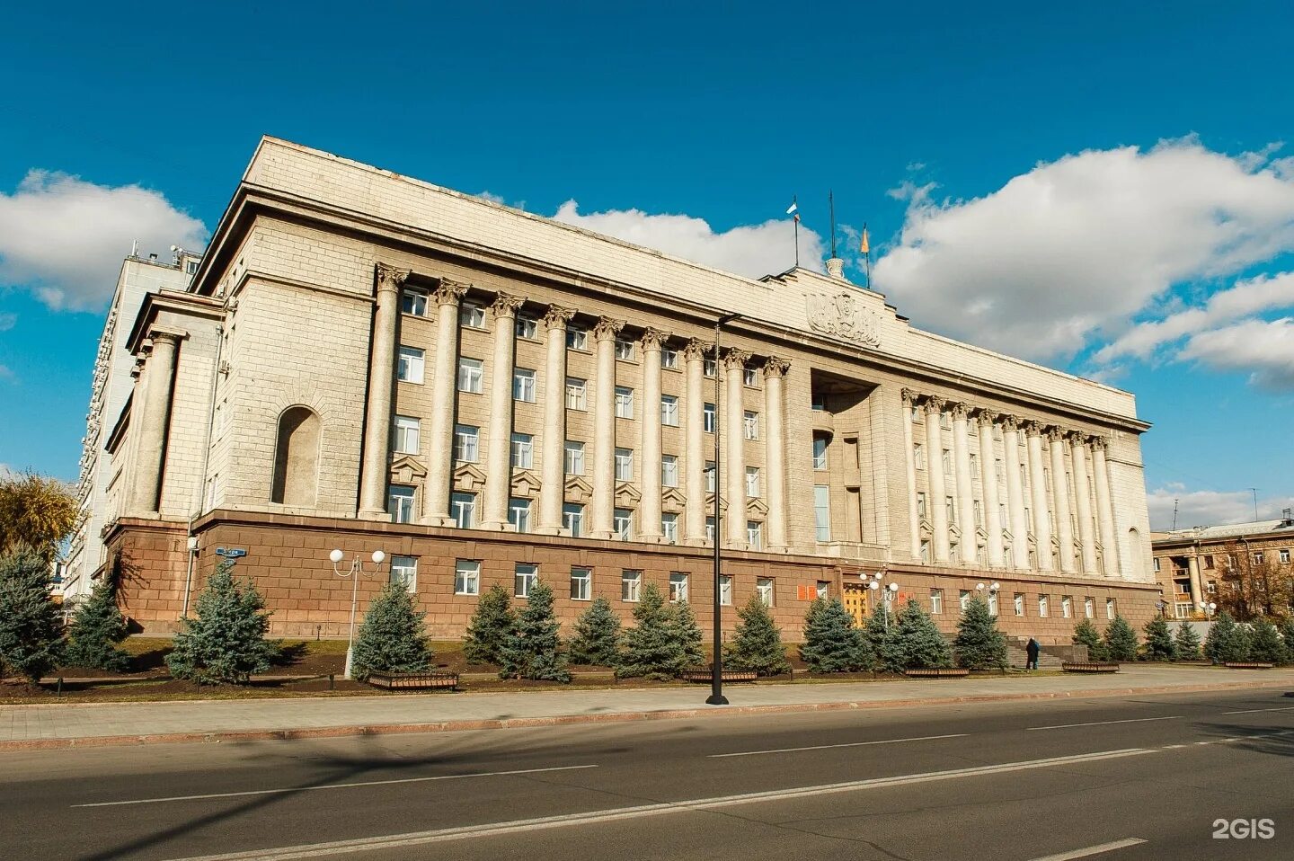 Красноярский краевой. Здание краевой администрации Красноярск. Здание правительства Красноярского края. Администрация губернатора Красноярского края. Здание администрации Красноярского края.