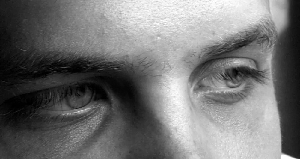 Глаза мужские. Грустные глаза мужчины. Печальные мужские глаза. Печальный взгляд мужчины.