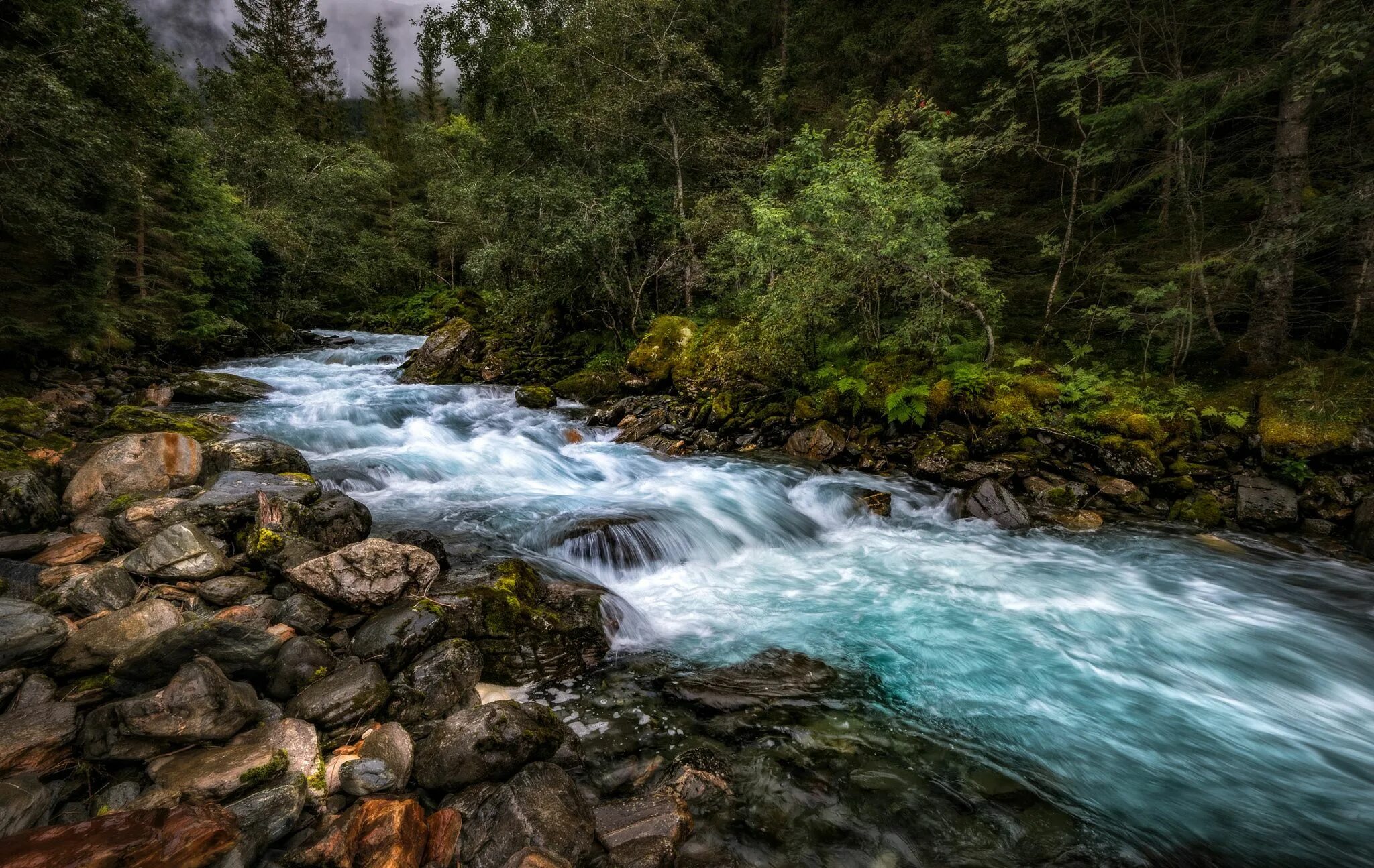 Raining rivers. Бурная река – Бурлящая река. Полноводная Горная река. Сочи река белый ручей. Бурная Горная река.