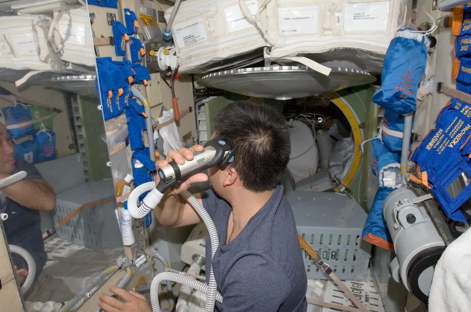 Сергей рязанский мкс. Экипаж мкс 14 марта 1995г 14 человек. Колокол на космической станции. Антон шкаплеров. Олег артемьев космонавт в космосе в невесомости.