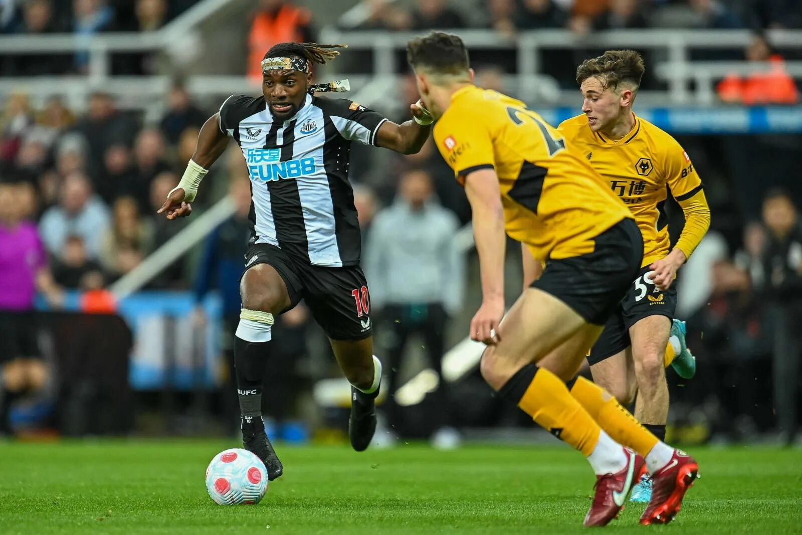 Ньюкасл юнайтед вулверхэмптон прогноз. Ньюкасл вулверхэмптон. Ньюкасл вулверхэмптон эмблемы. Вулверхэмптон vs астон вилла. Newcastle wolverhampton 2021.