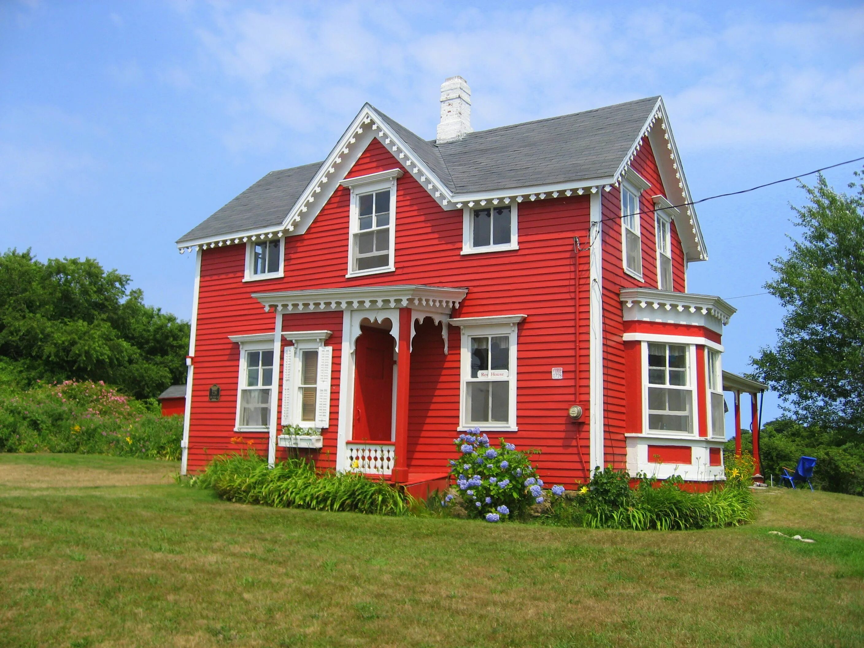 Домики красного цвета. Красный дом. Домик красного цвета. Цвета домов. Красный деревянный дом.