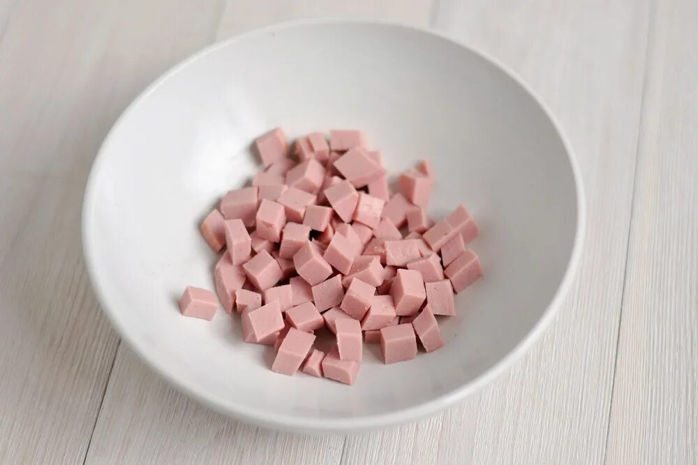 Докторская колбаса с жиром. Колбаса нарезанная кубиками. Салями кубик. Порезанная колбаса. Колбаса нарезанная.