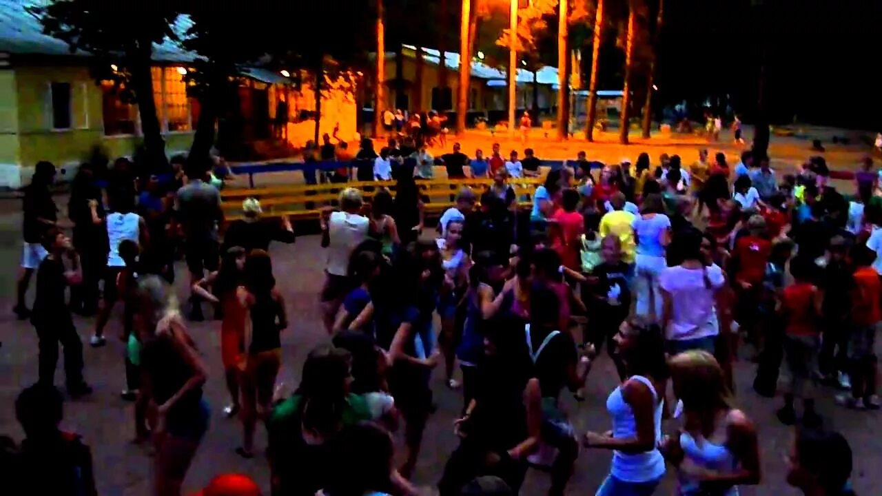 Дискотека в лагере на улице. Дискотека в детском лагере. Дискотека в лагере. Дискотека в лагере. Дети на дискотеке в лагере.