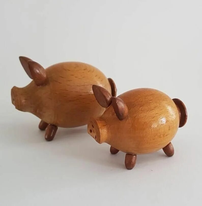 Куда делась свинка из деревяшек. Деревянная свинка. Фигурка деревянная свинья. Синяя деревянная свинья. Деревянный поросенок.