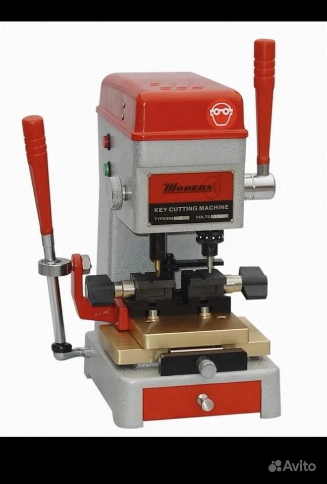 Cut key machine futura. Дубликатор удалитель. Станок для нарезки ключей автомобильных. Вертикальный станок moders 988c. Key cutting machine 338e ремень.