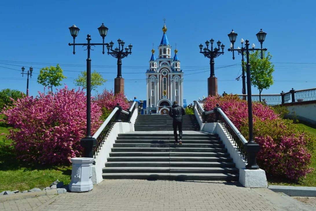 Уровень города хабаровска. Набережная Хабаровск. Парк на набережной Хабаровска. Хабаровск лестница от Успенского собора к набережной.